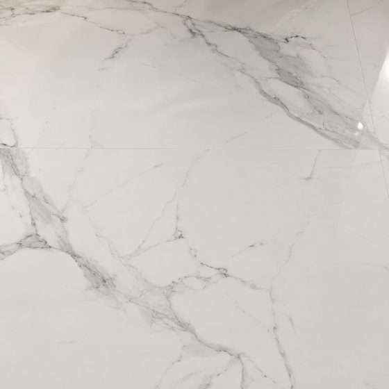 Carrelage effet marbre blanc veiné de gris